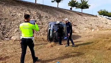 Şarampole Yuvarlanan Otomobilde 3 Yaralı