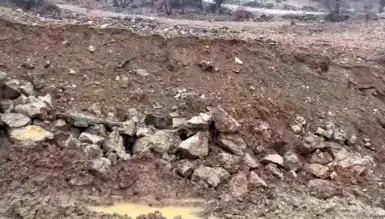 Sağanak Yağış İstinat Duvarını Yıkttı