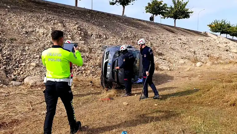 Şarampole Yuvarlanan Otomobilde 3 Yaralı